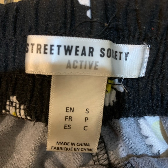 Streetwear Active Flower Shorts - Picture 2 of 2